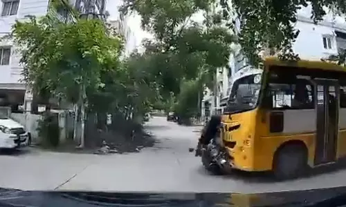 मियापुर में हादसे का लाइव वीडियो सामने आया, स्कूल बस ने रौंदी बाइक मियापुर में हादसे का लाइव वीडियो सामने आया, स्कूल बस ने रौंदी बाइक