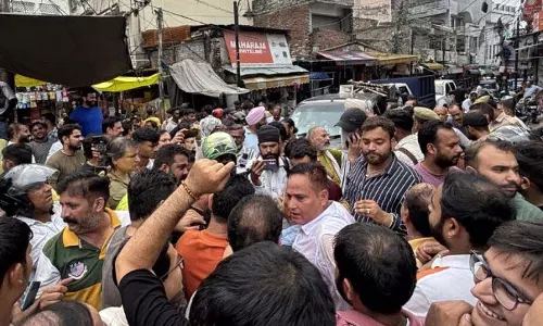 बाजार में अतिक्रमण पर JMC की कार्रवाई से विरोध प्रदर्शन शुरू