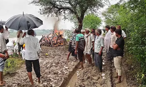 नीमच में शव निपटान स्थल पर अंतिम संस्कार को मजबूर हुए ग्रामीण