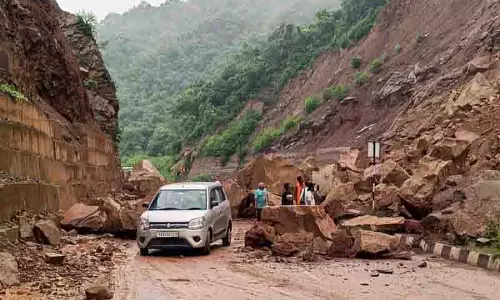 Bilaspur में पत्थर और मलबा गिरने से यातायात बाधित