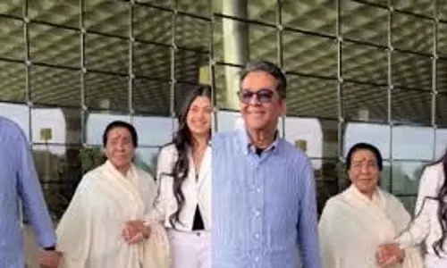 ‘मेलोडी क्वीन’ आशा भोसले अपनी पोती ज़नई के साथ मुंबई एयरपोर्ट पर
