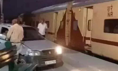 मेरठ में नशे में धुत जवान ने प्लेटफॉर्म पर चलाई कार, मचा हड़कंप