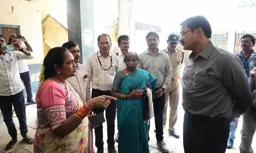 Hyderabad: हाइड्रा कमिश्नर ने किंग्सवे सरकारी स्कूल का निरीक्षण किया