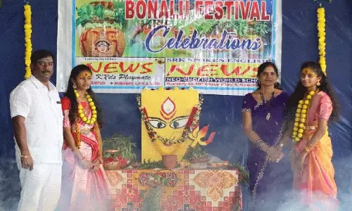 बोनालू गर्व से न्यूज स्कूल में प्रस्तुति देते बोनालू गर्व से न्यूज स्कूल में प्रस्तुति देते