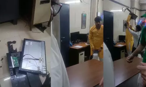 टिकट न होने पर यात्रियों ने दिखाया आक्रामक रूप, टीसी पर हमला