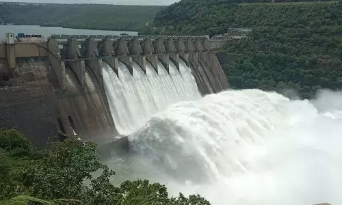 श्रीशैलम में बाढ़ जारी.. कृष्णम्मा सागर की ओर दौड़ीं..!
