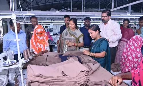 महिला बाल विकास मंत्री लक्ष्मी रजवाड़े ने की गारमेंट्स फैक्ट्री का निरीक्षण