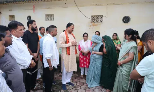 स्वास्थ्य मंत्री श्याम बिहारी जायसवाल ने खोघापानी में दिवंगत युवती को दी श्रद्धांजलि