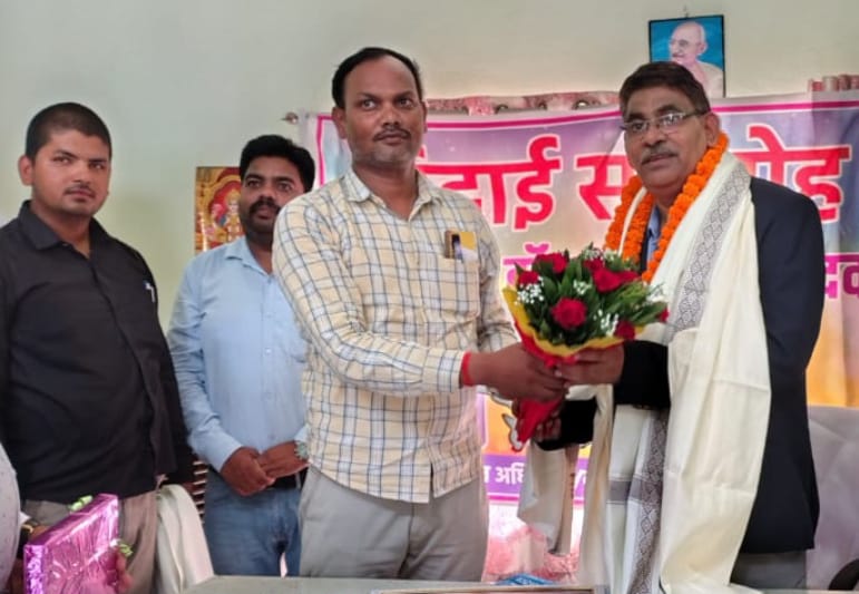 सेवानिवृत्त पशु चिकित्सक को दी गयी विदाई
