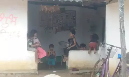 जर्जर भवन में बच्चों की जिंदगी से खिलवाड़, कार्यकर्ता अपने घर में चला रही आंगनबाड़ी