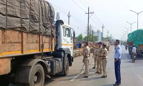 यातायात नियमों के पालन की अपील, टाटीबंध थाना पुलिस का जनजागरूकता अभियान