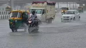 दिल्ली में बारिश के चलते कई इलाकों में जलभराव दिल्ली में बारिश के चलते कई इलाकों में जलभराव