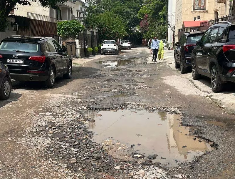 Delhi: गड्ढों वाली सड़कें: सफर नहीं, खतरे का न्योता Delhi: गड्ढों वाली सड़कें: सफर नहीं, खतरे का न्योता