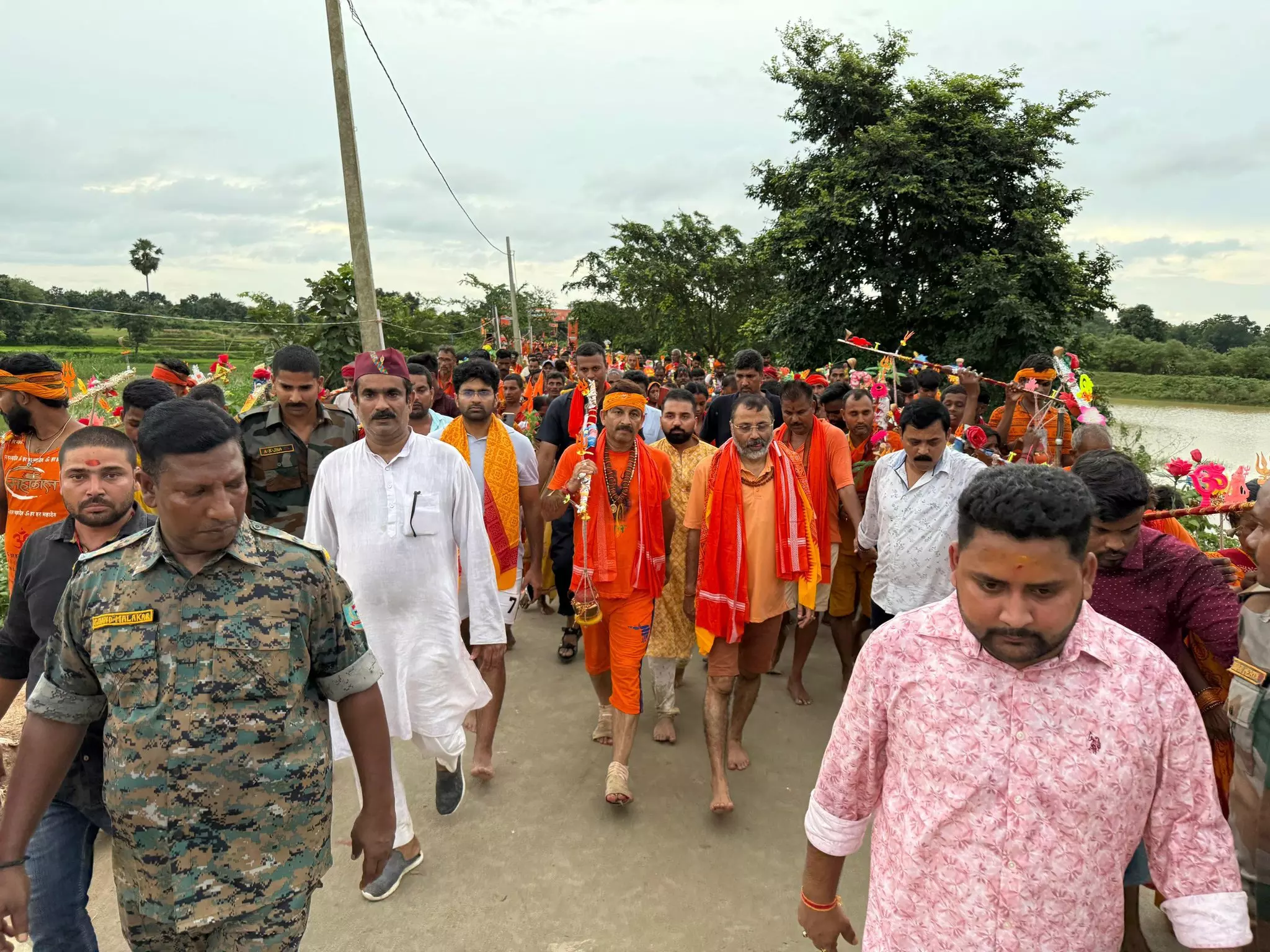 105 किमी की कांवड़ यात्रा पूरी कर देवघर पहुंचे मनोज तिवारी, बाबा बैद्यनाथ को किया जलाभिषेक 105 किमी की कांवड़ यात्रा पूरी कर देवघर पहुंचे मनोज तिवारी, बाबा बैद्यनाथ को किया जलाभिषेक