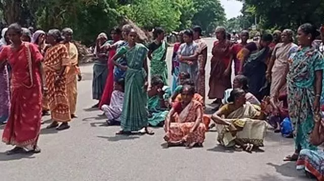 शव को श्मशान ले जाने के विरोध में रिश्तेदारों ने सड़क जाम की शव को श्मशान ले जाने के विरोध में रिश्तेदारों ने सड़क जाम की
