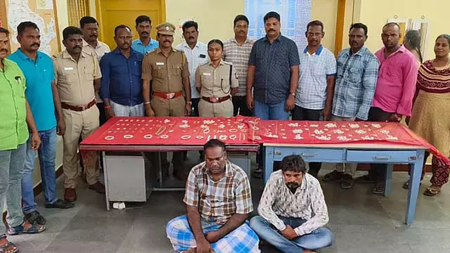 आभूषण की दुकान से चांदी के सामान चुराने के आरोप में दो गिरफ्तार आभूषण की दुकान से चांदी के सामान चुराने के आरोप में दो गिरफ्तार