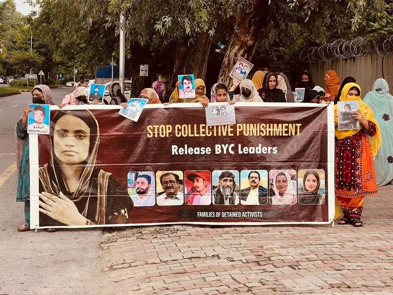 सरकारी दबाव के बीच न्याय की मांग पर डटे बलूच परिवार सरकारी दबाव के बीच न्याय की मांग पर डटे बलूच परिवार