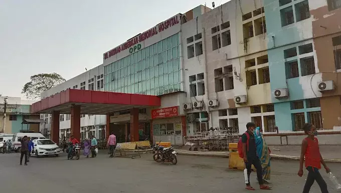 रेबीज बीमारी से ग्रसित मरीज ने मेकाहारा हॉस्पिटल में किया सुसाइड रेबीज बीमारी से ग्रसित मरीज ने मेकाहारा हॉस्पिटल में किया सुसाइड
