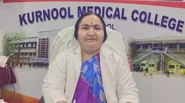Kurnool मेडिकल कॉलेज में उत्सव के लिए धन संग्रह के दौरान जूनियर छात्रों ने रैगिंग की शिकायत की Kurnool मेडिकल कॉलेज में उत्सव के लिए धन संग्रह के दौरान जूनियर छात्रों ने रैगिंग की शिकायत की