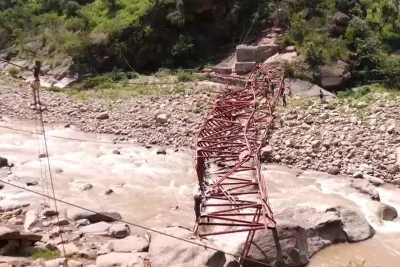 भारी बारिश के बाद उधमपुर में निर्माणाधीन फुटब्रिज ढह गया भारी बारिश के बाद उधमपुर में निर्माणाधीन फुटब्रिज ढह गया