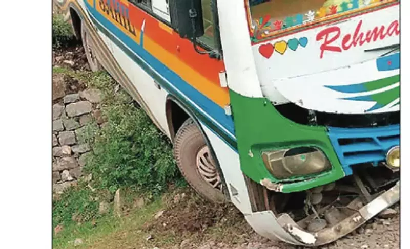 राजौरी में खाई के पास बस फिसलने के बाद सेना ने घायलों को बचाया राजौरी में खाई के पास बस फिसलने के बाद सेना ने घायलों को बचाया