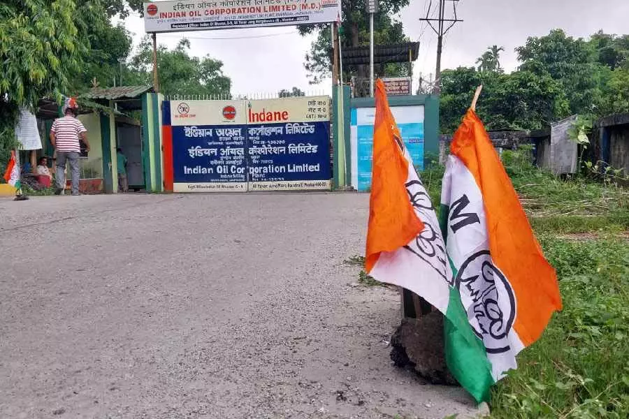 ट्रक चालकों के लिए समझौते को लेकर TMC विवाद से जलपाईगुड़ी में LPG आपूर्ति बाधित ट्रक चालकों के लिए समझौते को लेकर TMC विवाद से जलपाईगुड़ी में LPG आपूर्ति बाधित