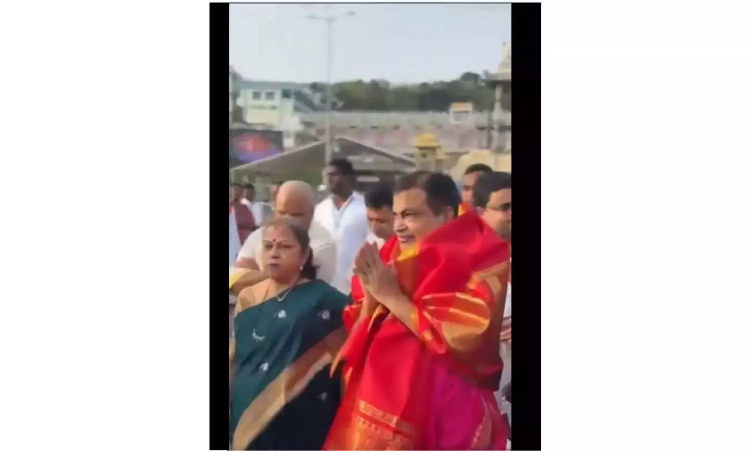 केंद्रीय मंत्री नितिन गडकरी ने Tirupati मंदिर में पूजा की केंद्रीय मंत्री नितिन गडकरी ने Tirupati मंदिर में पूजा की