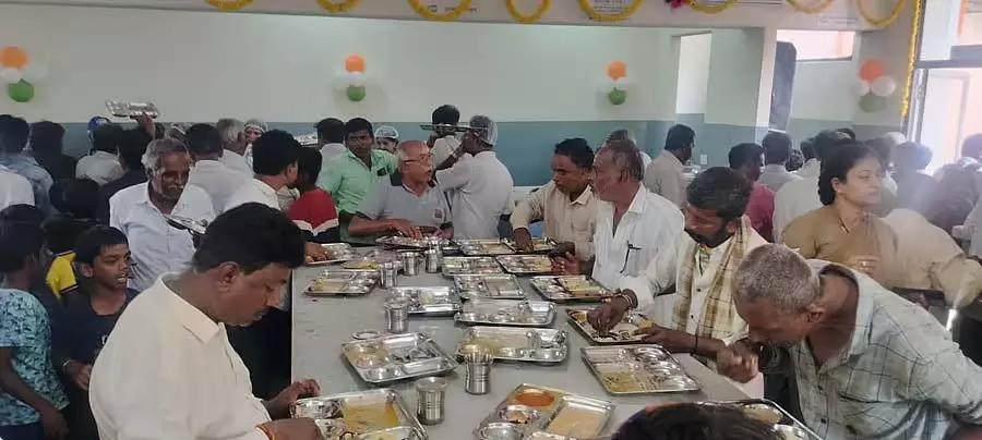 Vijayapura : इंदिरा कैंटीन का अंततः उद्घाटन हुआ Vijayapura : इंदिरा कैंटीन का अंततः उद्घाटन हुआ