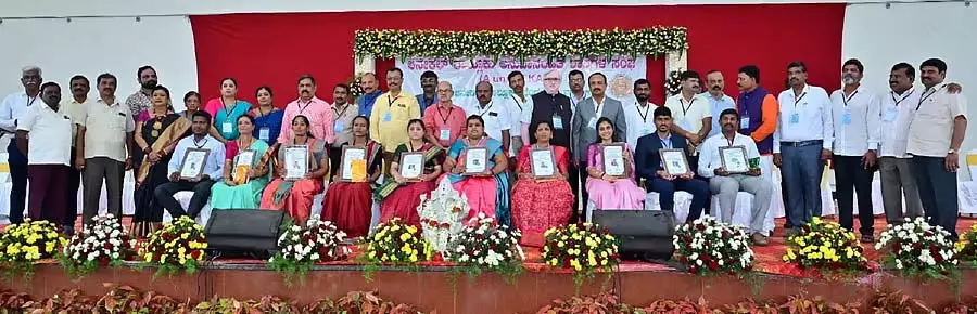 Anekal : 45 लोगों को सर्वश्रेष्ठ शिक्षक पुरस्कार से सम्मानित किया गया Anekal : 45 लोगों को सर्वश्रेष्ठ शिक्षक पुरस्कार से सम्मानित किया गया