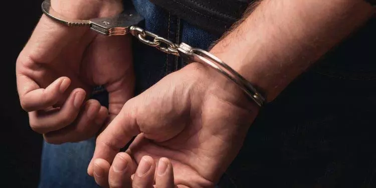 पुलिस के साथ मुठभेड़ के बाद हिस्ट्रीशीटर गिरफ्तार पुलिस के साथ मुठभेड़ के बाद हिस्ट्रीशीटर गिरफ्तार