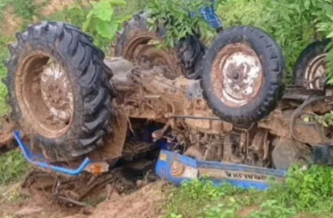 ट्रैक्टर पलटने से एक की मौत, दो अन्य घायल ट्रैक्टर पलटने से एक की मौत, दो अन्य घायल