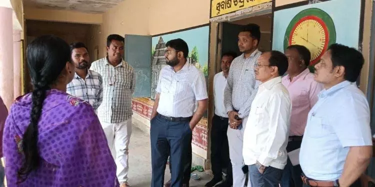 कोरापुट कलेक्टर के कोटिया दौरे के दौरान पर्यटन और बुनियादी ढांचे पर ध्यान केंद्रित कोरापुट कलेक्टर के कोटिया दौरे के दौरान पर्यटन और बुनियादी ढांचे पर ध्यान केंद्रित