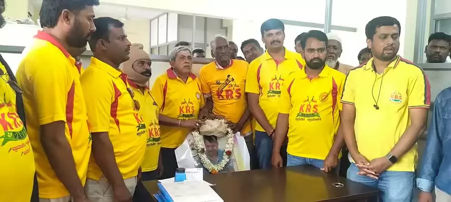 गौरीबिदनूर: KRS ने भ्रष्ट अधिकारी को सम्मानित किया गौरीबिदनूर: KRS ने भ्रष्ट अधिकारी को सम्मानित किया