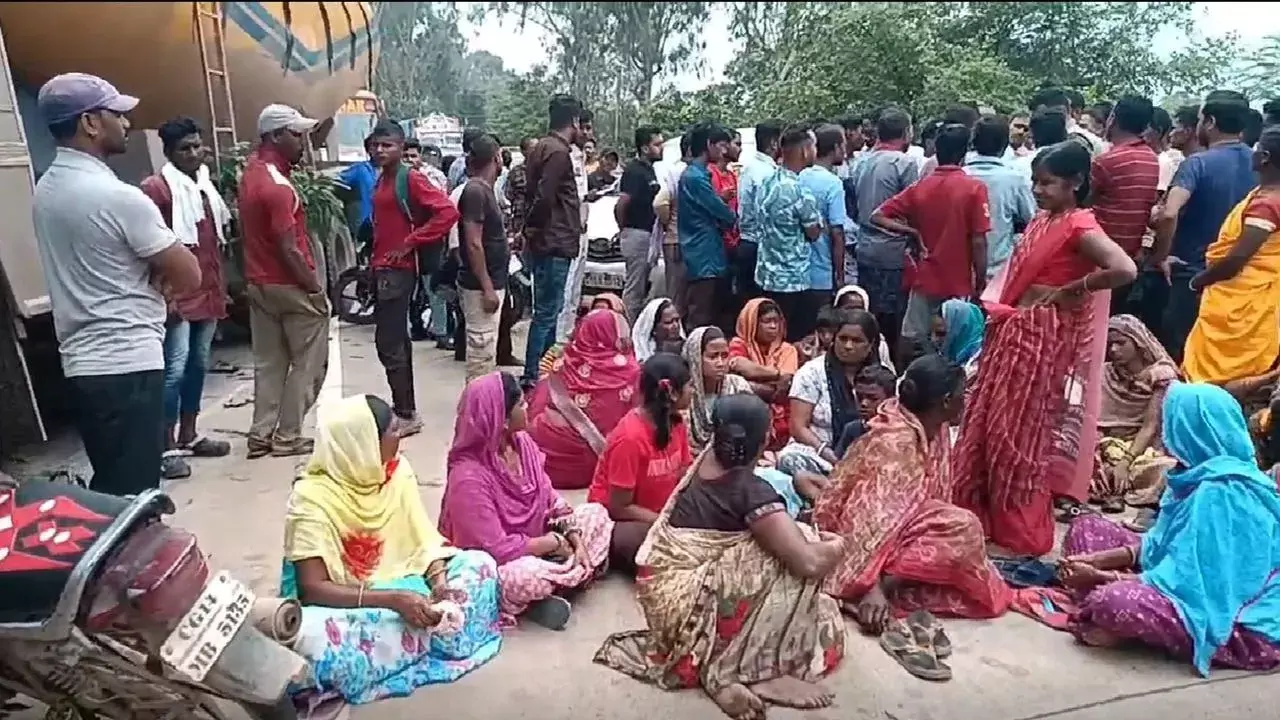 नेशनल हाईवे में ट्रक ने कुचला, 2 युवकों की मौत नेशनल हाईवे में ट्रक ने कुचला, 2 युवकों की मौत