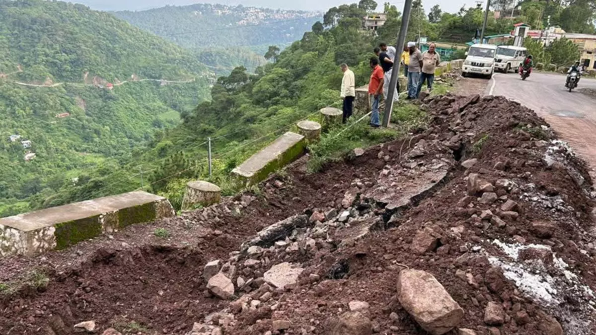 Nahan: हाईवे पर भूस्खलन से यात्री फंसे, एनएच-707 पूरी तरह बंद Nahan: हाईवे पर भूस्खलन से यात्री फंसे, एनएच-707 पूरी तरह बंद