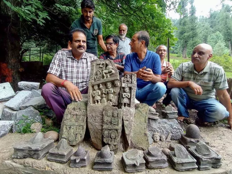 J-K के अनंतनाग में खुदाई के दौरान प्राचीन हिंदू मूर्तियां बरामद J-K के अनंतनाग में खुदाई के दौरान प्राचीन हिंदू मूर्तियां बरामद