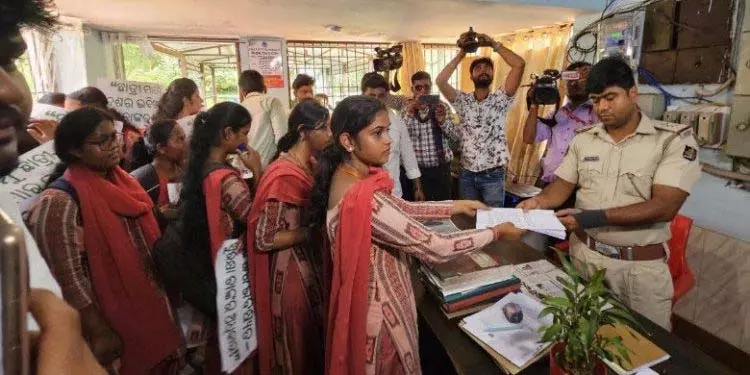 बीजद युवा, छात्र विंग ने महिला सुरक्षा को लेकर विरोध प्रदर्शन किया बीजद युवा, छात्र विंग ने महिला सुरक्षा को लेकर विरोध प्रदर्शन किया