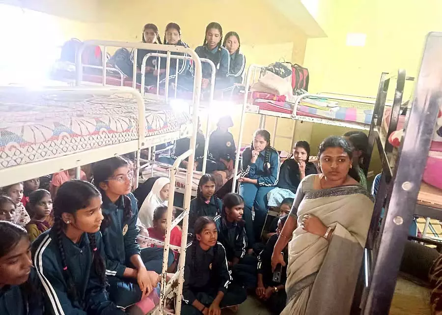 Karnataka : नगरपालिका अध्यक्ष ने आवासीय विद्यालय का दौरा किया Karnataka : नगरपालिका अध्यक्ष ने आवासीय विद्यालय का दौरा किया
