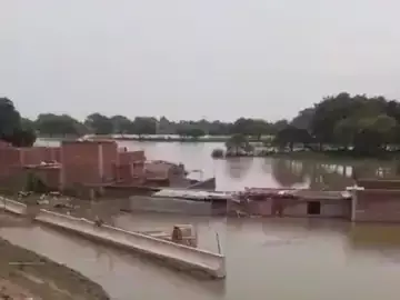 Ballia: गंगा का बढ़ता जलस्तर बना खतरा, बलिया के 10 गांव जलमग्न Ballia: गंगा का बढ़ता जलस्तर बना खतरा, बलिया के 10 गांव जलमग्न