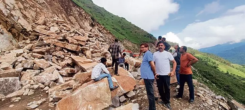 Nahan: भूस्खलन से एनएच-707 ठप, सैकड़ों वाहन फंसे जाम में Nahan: भूस्खलन से एनएच-707 ठप, सैकड़ों वाहन फंसे जाम में