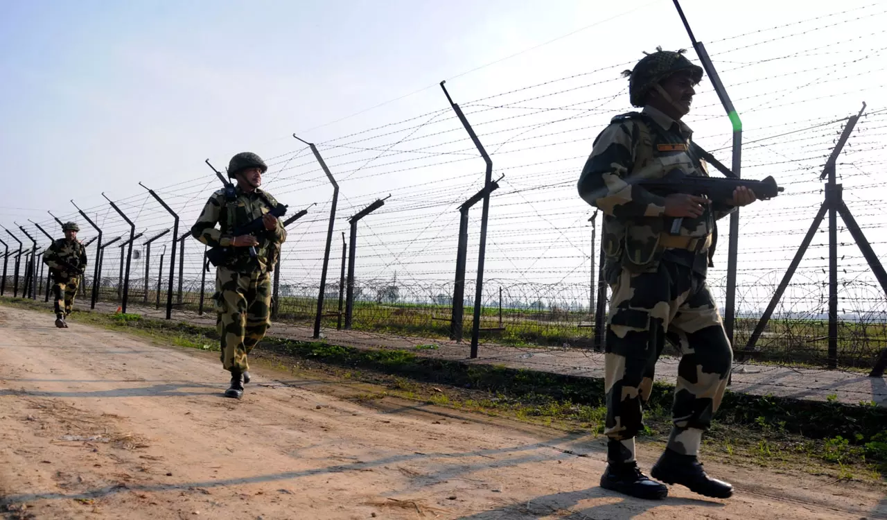 Jammu: भारतीय सेना ने पाक नागरिक का शव लौटाया Jammu: भारतीय सेना ने पाक नागरिक का शव लौटाया