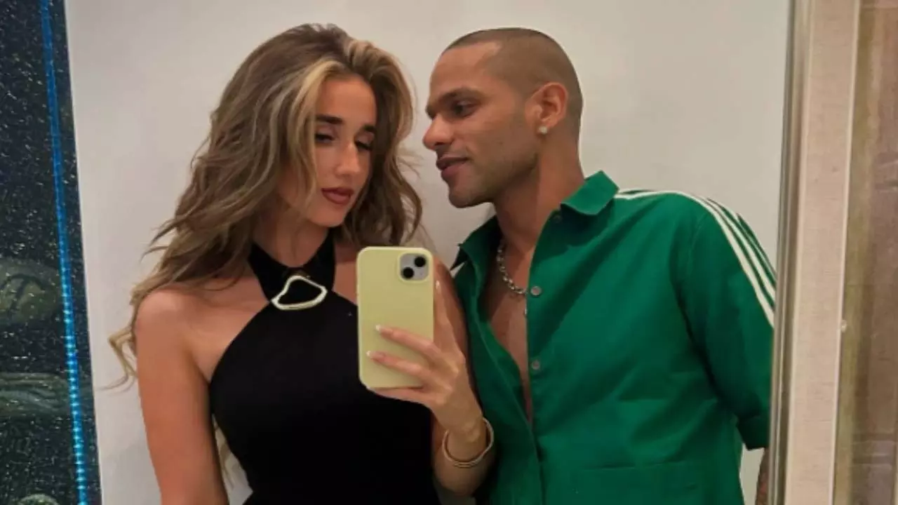 Shikhar Dhawan अपनी कथित गर्लफ्रेंड सोफी शाइन की नई तस्वीर में उन्हें देखते ही रह गए। Shikhar Dhawan अपनी कथित गर्लफ्रेंड सोफी शाइन की नई तस्वीर में उन्हें देखते ही रह गए।