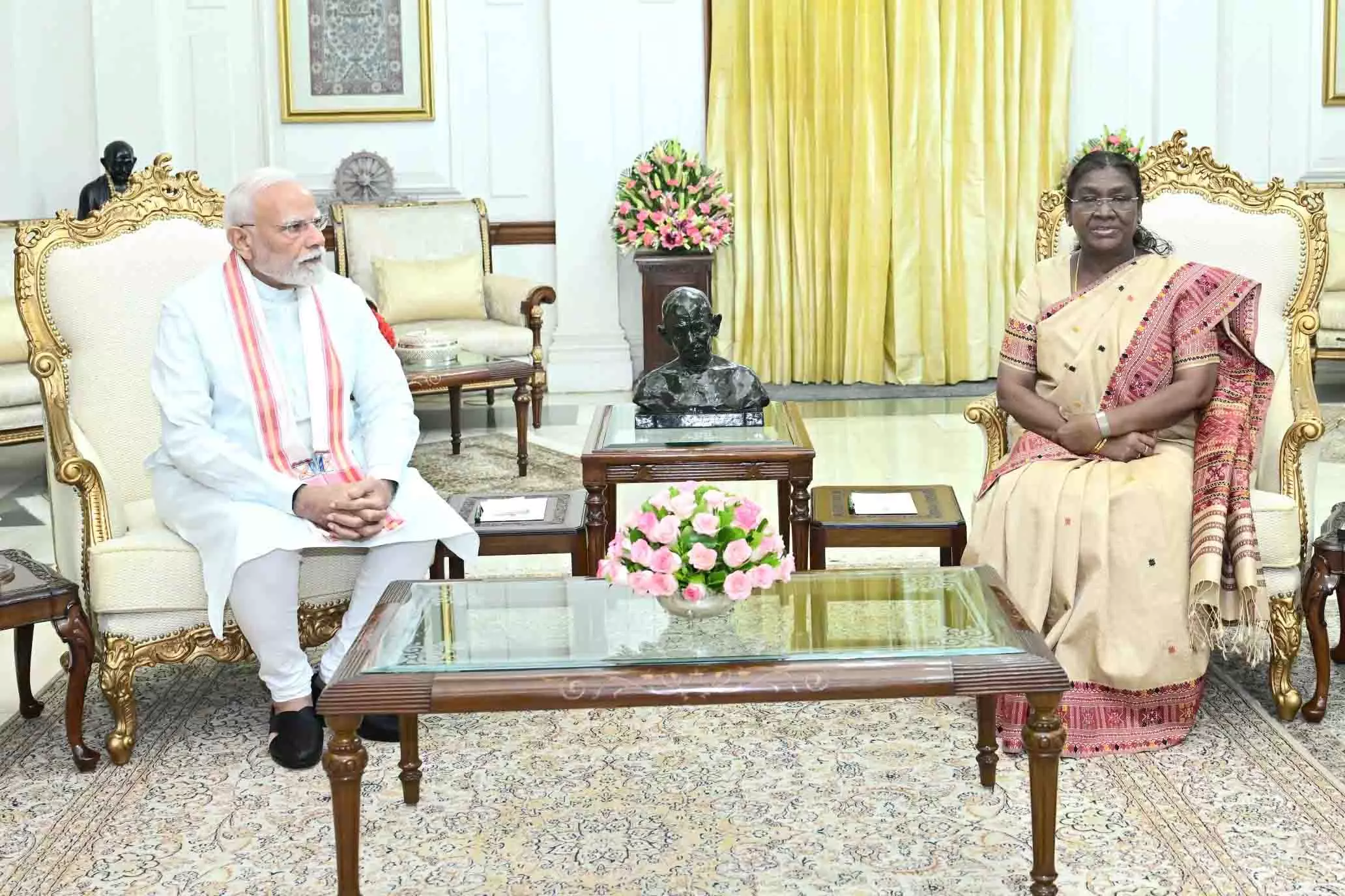 प्रधानमंत्री मोदी ने राष्ट्रपति द्रौपदी मुर्मू से की मुलाकात प्रधानमंत्री मोदी ने राष्ट्रपति द्रौपदी मुर्मू से की मुलाकात