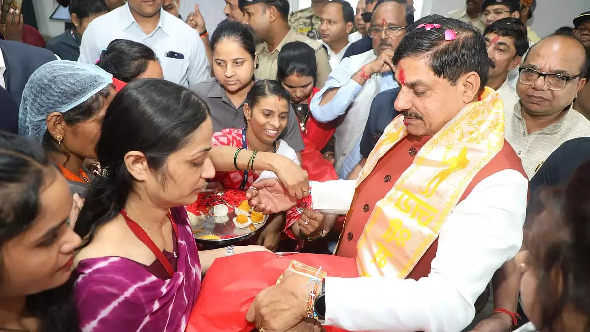 MP : सीएम ने उज्जैन में 1.5 हजार बहनों के साथ मनाया रक्षाबंधन MP : सीएम ने उज्जैन में 1.5 हजार बहनों के साथ मनाया रक्षाबंधन
