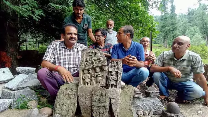 J&K : खुदाई के दौरान 2,000 साल पुराना शिवलिंग और हिंदू मूर्तियां मिली J&K : खुदाई के दौरान 2,000 साल पुराना शिवलिंग और हिंदू मूर्तियां मिली