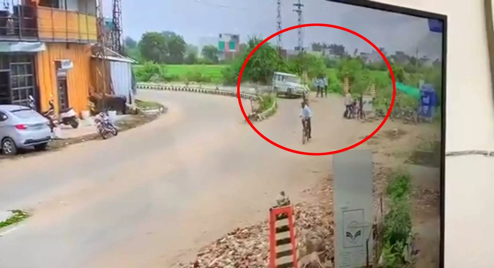 एक्सीडेंट LIVE वीडियो, बेकाबू बोलेरो का तांडव, कई को जोरदार टक्कर मारी एक्सीडेंट LIVE वीडियो, बेकाबू बोलेरो का तांडव, कई को जोरदार टक्कर मारी