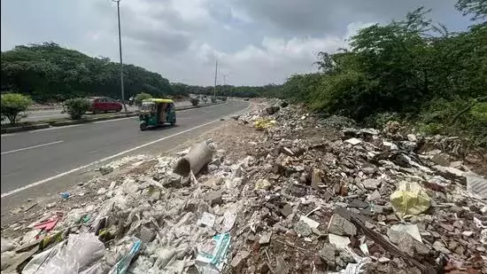 अवैध डंपिंग से गुरुग्राम-फरीदाबाद रोड पर जाम, लोगों ने प्रशासन को घेरा अवैध डंपिंग से गुरुग्राम-फरीदाबाद रोड पर जाम, लोगों ने प्रशासन को घेरा