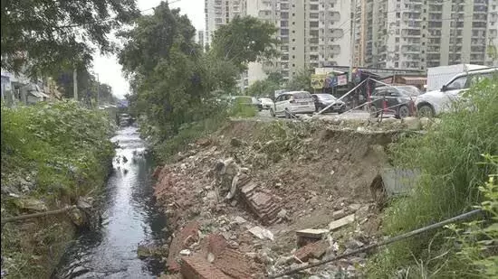 NH-9 के पास नाला ढहने से गाजियाबाद में मानसून सुरक्षा को लेकर चिंताएं NH-9 के पास नाला ढहने से गाजियाबाद में मानसून सुरक्षा को लेकर चिंताएं