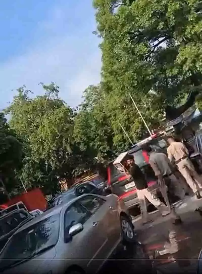 Himachal CM की एस्कॉर्ट ड्यूटी पर तैनात 5 पुलिसकर्मी शराब खरीदने के आरोप में निलंबित Himachal CM की एस्कॉर्ट ड्यूटी पर तैनात 5 पुलिसकर्मी शराब खरीदने के आरोप में निलंबित