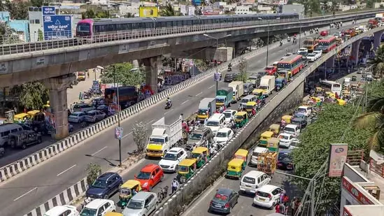 9 साल बाद बेंगलुरु में जीवन पर सवाल, निवासी ने जताई असंतुष्टि 9 साल बाद बेंगलुरु में जीवन पर सवाल, निवासी ने जताई असंतुष्टि
